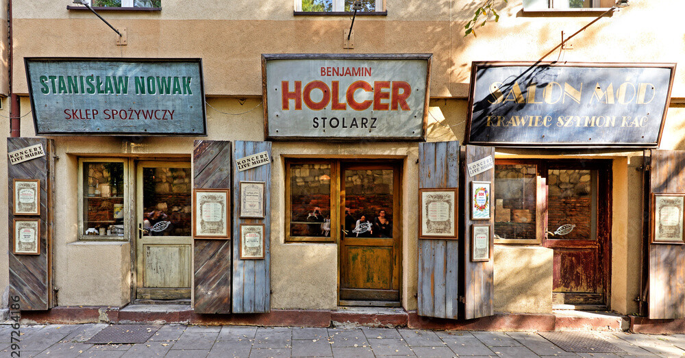 budynek z napisami na froncie